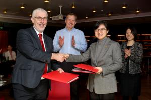 Signing of MOU between QQI and CEAIE (Dr P. Walsh (left), Dr A. Yun (right))