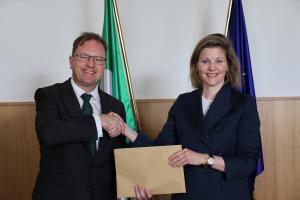 alt="Irish Minister for Higher Education James Lawless (left) and Deputy Secretary-General of the Benelux Union Liesje Schreinemacher. Credit: Benelux."